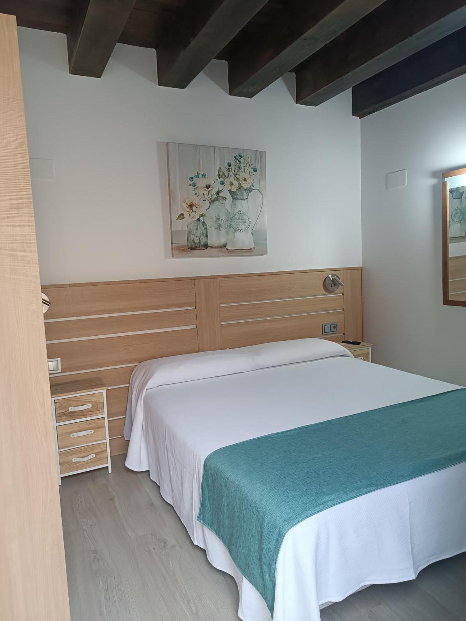 Apartamentos Turisticos Avila Puerta De Los Leales 1-2 Exterior photo