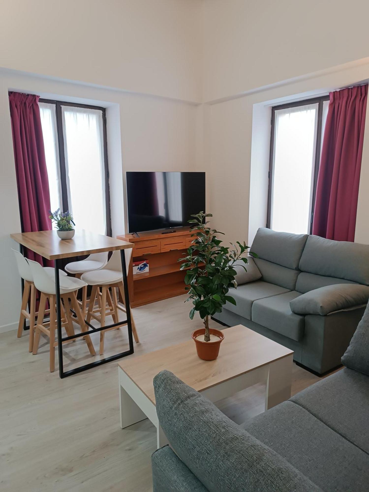 Apartamentos Turisticos Avila Puerta De Los Leales 1-2 Exterior photo